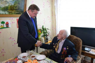 Николай Любимов поздравил ветерана ВОВ со столетним юбилеем
